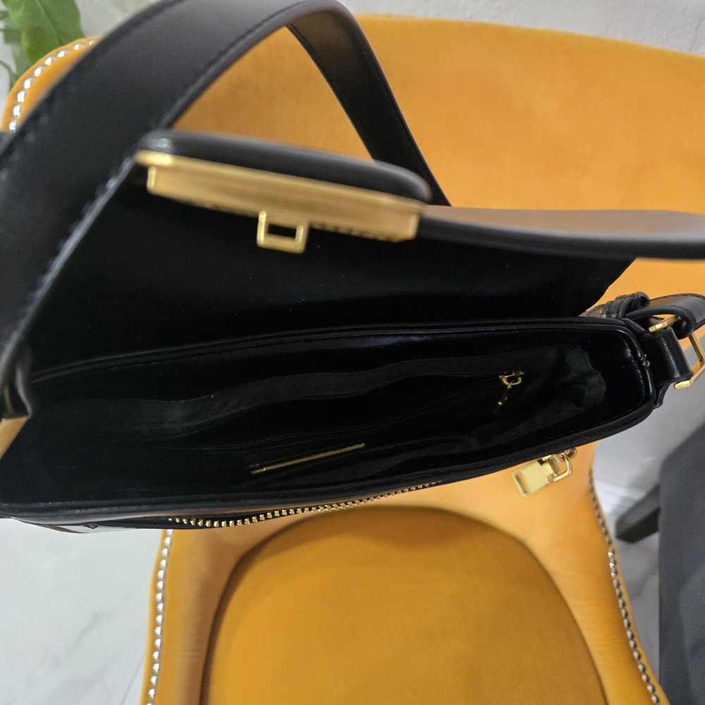 Elegant Black Leather Shoulder Bag - Picture 3 of 3